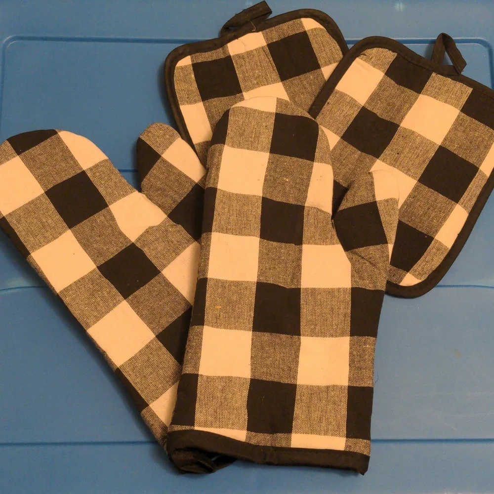 2 Black and White Oven Mitts and Potholders NEW